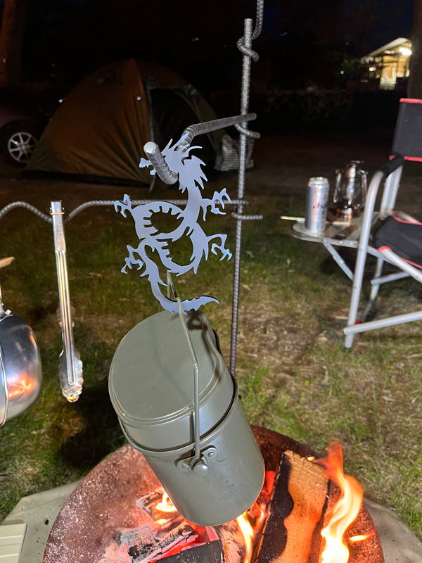 S字フックに飯盒をかけた画像